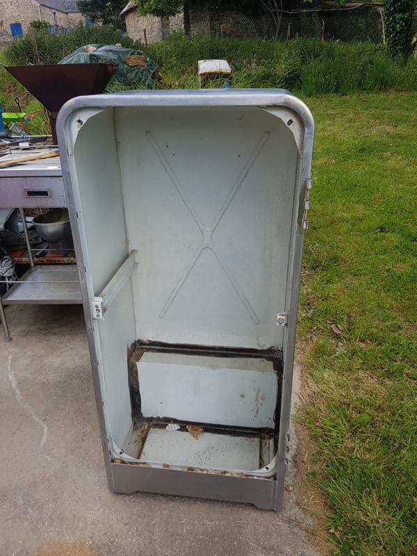 1950's Fridge Becomes Excellent Wine Cellar 3 • Recycling Metal